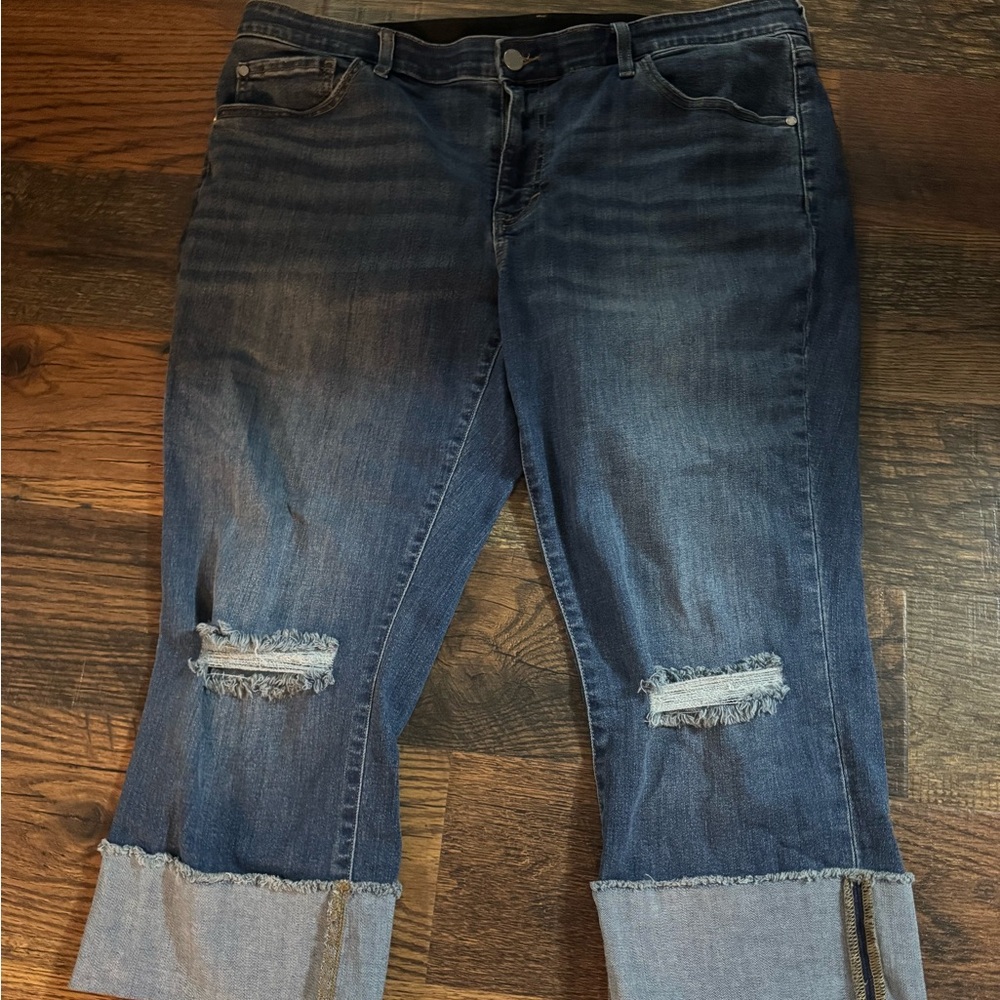 EVRI Cropped Jeans with Distressed Details in Blue